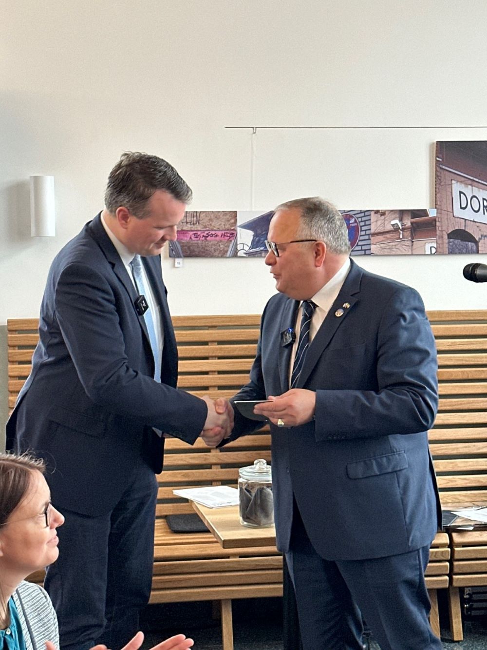 Gratulation zum neuen Bürgerbahnhof in Dorsten: Bürgermeister Tobias Stockhoff