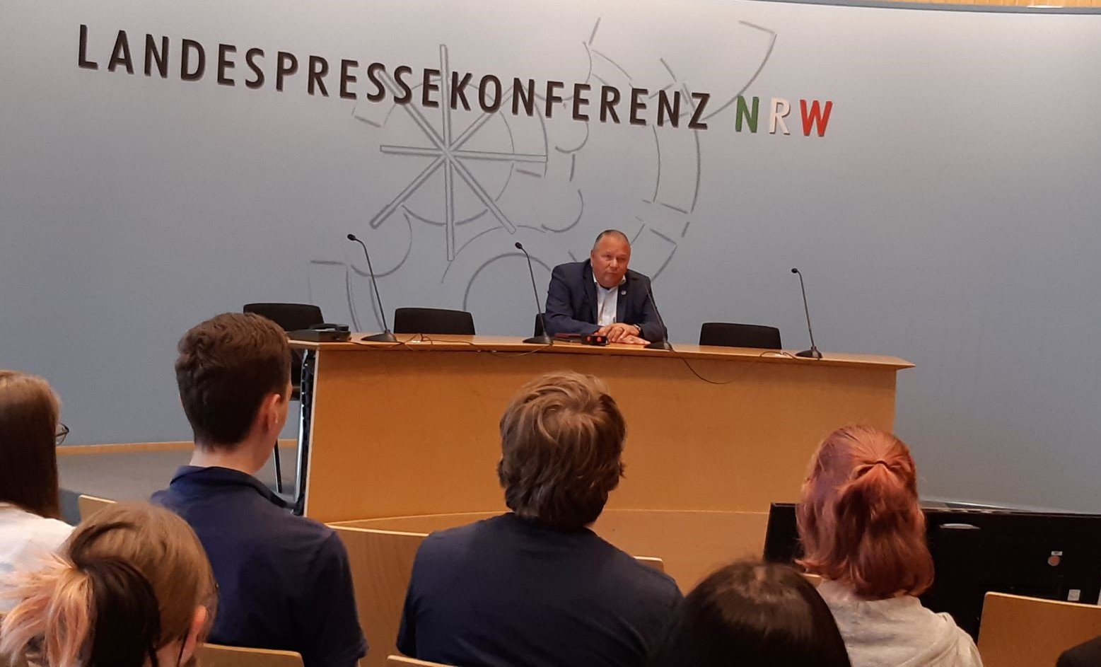 HANS-BÖCKLER-BERUFSKOLLEG AUS MARL ZU BESUCH IM LANDTAG  